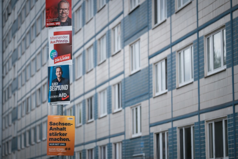 Des affiches de campagne du Parti social-démocrate (SPD), du parti Die Linke (La Gauche), du parti d'extrême droite Alternative pour l'Allemagne (AfD) et de l'Union chrétienne-démocrate (CDU) dans une rue de Magdebourg, dans l'est de l'Allemagne, le 4 septembre 2026