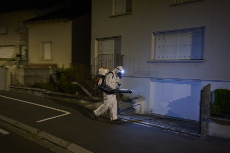 Un employé d'une société de lutte contre les insectes mène une opération de démoustication ordonnée par l'Agence régionale de santé à Bourges, dans le centre de la France, le 14 août 2025