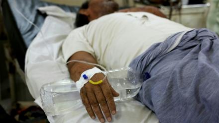 Un homme victime d'un coup de chaleur est perfusé dans un hôpital le 30 mai 2024 à Varanasi, en Inde, lors d'une vague de chaleur