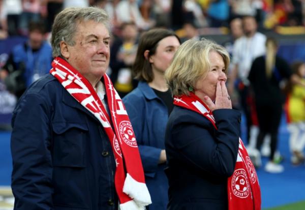 Sylvie Godard, lamère du journaliste sportif français emprisonné Christophe Gleizes (d), et son beau-père Francis Godard lors du coup d'envoi de la finale de la Coupe de France de football opposant le RC Lens à l'OGC Nice au Stade de France, à Saint-Denis, le 22 mai 2026 en Seine-Saint-Denis