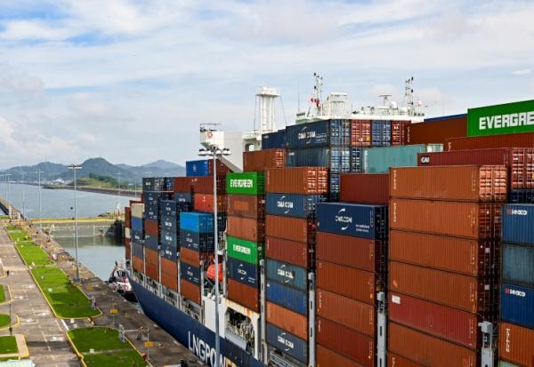 Le porte-conteneurs CMA CGM Arctic, battant pavillon maltais, passe par les écluses de Cocoli dans le canal de Panama, le 3 septembre 2026