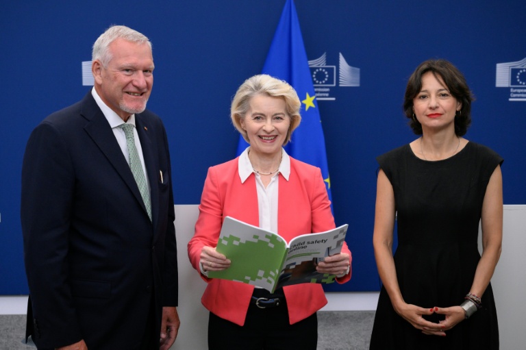 (g-d) Le Dr Jorg M. Fegert, directeur du département de psychiatrie, psychosomatique et d psychothérapie de l'enfant et de l'adolescent au CHU d'Ulm, la présidente de la Commission européenne Ursula von der Leyen et Maria Melchior, directrice de recherche à l'Inserm, lors de la remise du rapport d'experts sur la sécurité des enfants en ligne, le 13 juillet 2026 à Bruxelles