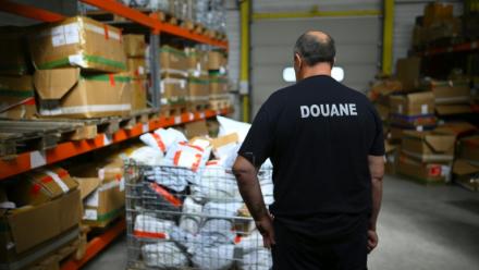  A partir de mercredi, les petits colis importés dans l'UE, jusqu'ici exemptés de droits de douane, seront soumis à une nouvelle taxe européenne