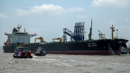 Le Desh Garima, un pétrolier battant pavillon indien, transportant du pétrole brut  amarré à un terminal de déchargement sur la côte de Bombay, après avoir pu transiter par le détroit d'Ormuz, le 30 avril 2026