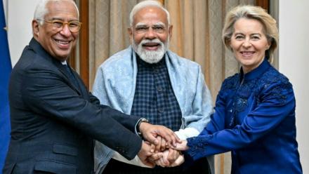 Le Premier ministre indien Narendra Modi (c) avec la présidente de la Commission européenne Ursula von der Leyen (d) et le président du Conseil européen Antonio Costa, à New Delhi, le 27 janvier 2026