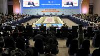Le ministre sud-coréen du commerce Cheong In-kyo (à l'écran) fait un discours lors de l'ouverture de l'APEC  à Jeju en Corée du sud le 15 mai 2025