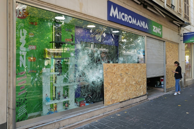 La vitrine brisée d'une boutique Micromania à Nice, au lendemain d'une manifestation contre la vie chère, le 18 octobre 2026