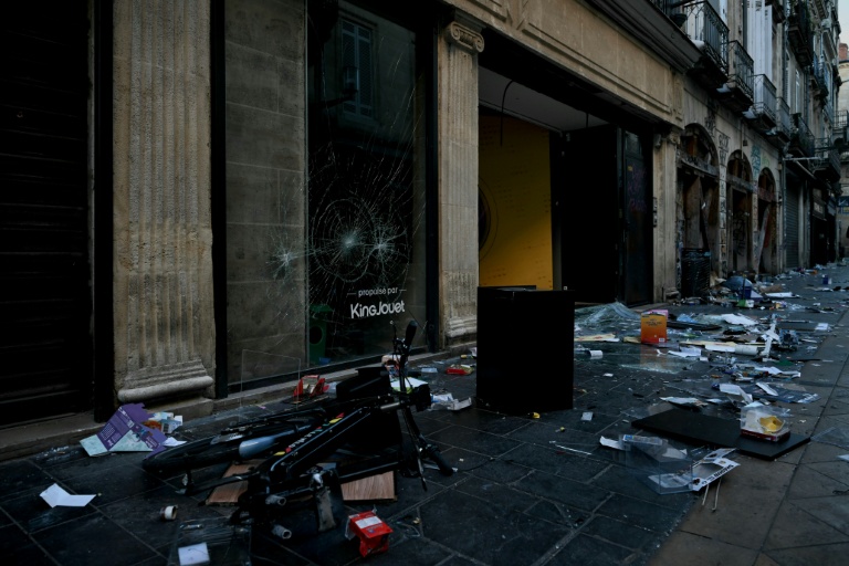 Des commerces pillés et vandalisés à Bordeaux, au lendemain d'une manifestation contre la vie chère, le 18 octobre 2026