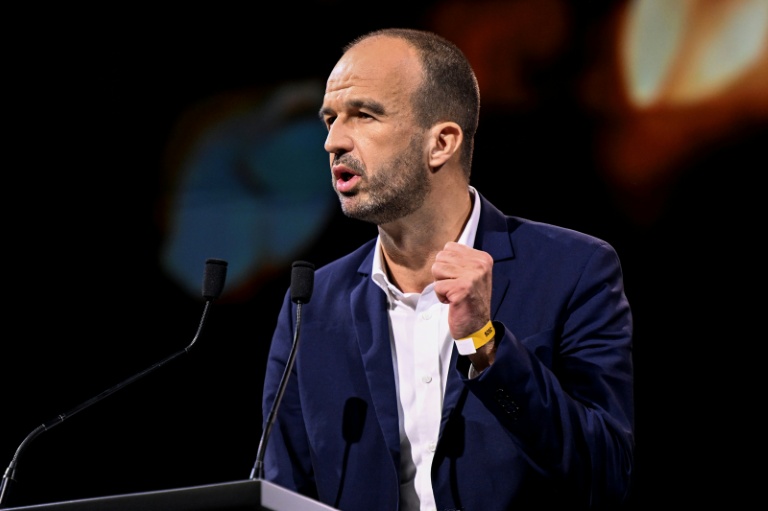 Le coordinateur de La France insoumise, Manuel Bompard lors d'un meeting de LFI à Aubervilliers, le 23 novembre 2025 en Seine-Saint-Denis