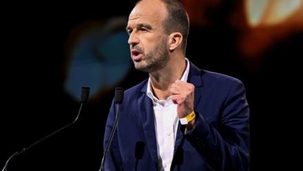 Le coordinateur de La France insoumise, Manuel Bompard lors d'un meeting de LFI à Aubervilliers, le 23 novembre 2025 en Seine-Saint-Denis