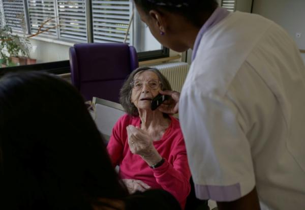 Une résidente d'un Ehpad, atteinte de la maladie d'Alzheimer, converse au téléphone avec une IA baptisée Livana, le 17 septembre 2026 à Septfonds, dans le Tarn-et-Garonne