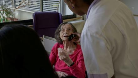 Une résidente d'un Ehpad, atteinte de la maladie d'Alzheimer, converse au téléphone avec une IA baptisée Livana, le 17 septembre 2026 à Septfonds, dans le Tarn-et-Garonne