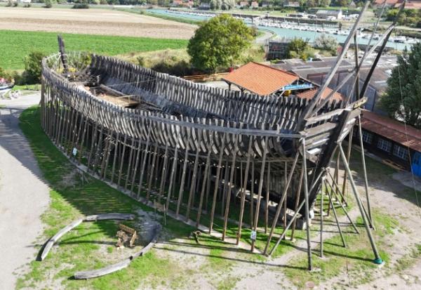 Vue aérienne du Jean-Bart, une réplique grandeur nature d'un navire de guerre de l'époque de Louis XIV, en cours de construction, à Gravelines, dans Nord, le 7 septembre 2026
