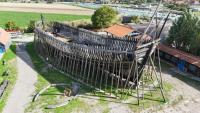 Vue aérienne du Jean-Bart, une réplique grandeur nature d'un navire de guerre de l'époque de Louis XIV, en cours de construction, à Gravelines, dans Nord, le 7 septembre 2026