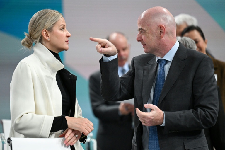 La présidente du CIO Kirsty Coventry (G) s'est entretenue mardi avec le patron de la FIFA  Gianni Infantino (D), qui a plaidé pour la levée de la suspension de la Russie dans les compétitions internationales.
