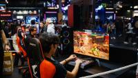 Un visiteur joue au jeu vidéo "Street Fighter 6" de l'éditeur Capcom lors de la Paris Games Week le 23 octobre 2024 à Paris 