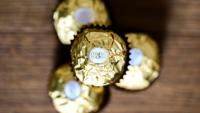 Des "Rochers" au chocolat, fabriqués par le groupe italien Ferrero, à Turin, le 15 avril 2026 