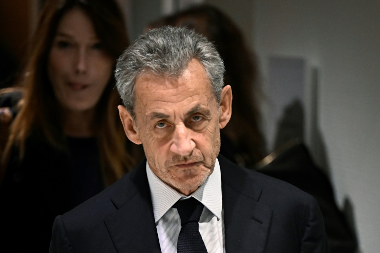 L'ancien président Nicolas Sarkozy, accompagné de son épouse Carla Bruni, quitte le tribunal de Paris après le verdict du procès libyen pour financement illégal de sa campagne de 2007, le 25 septembre 2025