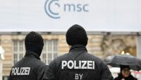 Des policiers devant l'hôtel Bayrischer Hof à Munich, lieu de la 62e Conférence de Munich sur la sécurité (MSC), le 12 février 2026 en Allemagne