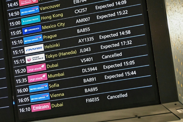 Un écran affiche des vols annulés en provenance de Dubai, le 1er mars 2026 à l'aéroport international Heathrow de Londres 