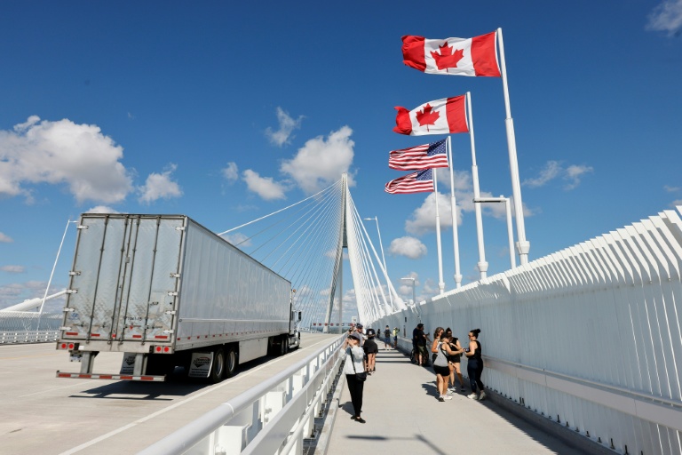 Un camion franchit le pont international Gordie Howe entre Windsor (Canada) et Detroit (Etats-Unis), le 6 septembre 2026