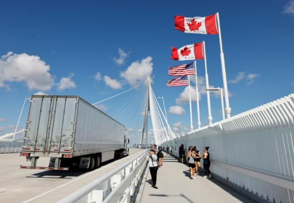 Un camion franchit le pont international Gordie Howe entre Windsor (Canada) et Detroit (Etats-Unis), le 6 septembre 2026