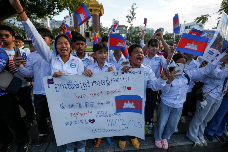 Des habitants brandissent des drapeaux cambodgiens lors d'une marche en faveur de la paix avec la Thaïlande, à Phnom Penh le 18 décembre 2025