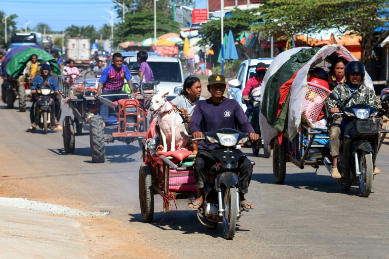 Des personnes fuient la région frontière entre la Thaïlande et le Cambodge à la suite d'attaques aériennes dans la province cambodgienne de Siem Reap, le 15 décembre 2025
