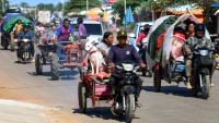 Des personnes fuient la région frontière entre la Thaïlande et le Cambodge à la suite d'attaques aériennes dans la province cambodgienne de Siem Reap, le 15 décembre 2025