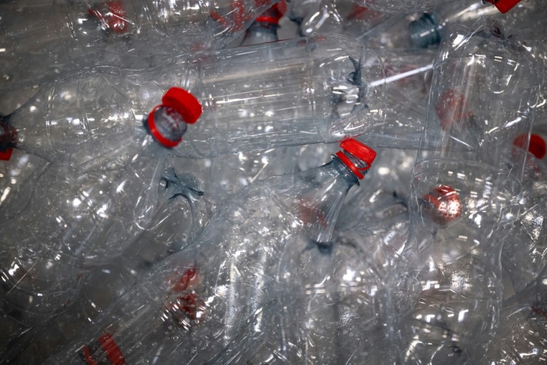 Industriels, élus, distributeurs et ONG sont reçus mardi matin pour discuter des modalités de mise en œuvre du plan plastique du gouvernement et de sa mesure la plus controversée, la consigne de la bouteille plastique pour recyclage