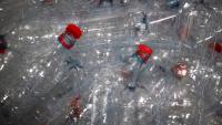 Industriels, élus, distributeurs et ONG sont reçus mardi matin pour discuter des modalités de mise en œuvre du plan plastique du gouvernement et de sa mesure la plus controversée, la consigne de la bouteille plastique pour recyclage