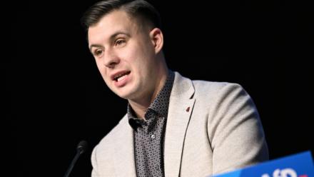 Jean-Pascal Hohm, député du parti allemand d'extrême droite AfD de la région du Brandenbourg, s'adresse aux militants qui l'ont élu chef de la nouvelle organisation de jeunesse de cette formation, lors d'un congrès le 29 novembre 2025 à Giessen (centre de l'Allemagne)