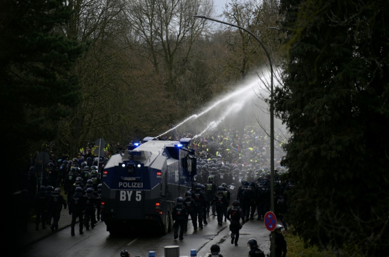 La police disperse avec des canons à eau les manifestants protestant contre le parti d'extrême droite, Alternative pour l'Allemagne (AfD), lors d'un congrès de cette formation à Giessen (centre de l'Allemagne), le 29 novembre 2025