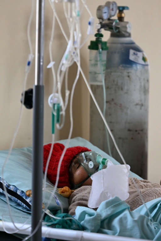 Un patient portant un masque à oxygène est allongé sur un brancard à l’Hôpital général de La Paz, le 26 mai 2026, en Bolivie