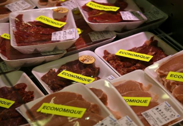 "Contraignez-nous": des cadres de la distribution et de l'agro-industrie dénoncent le "dogme des prix bas"