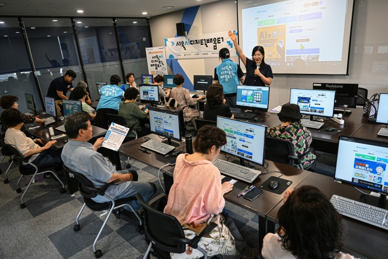 Des personnes âgées assistent à un cours sur la manière de naviguer dans des applications à base d’IA à l’Université ouverte de la ville de Séoul, à Séoul, le 16 juillet 2026