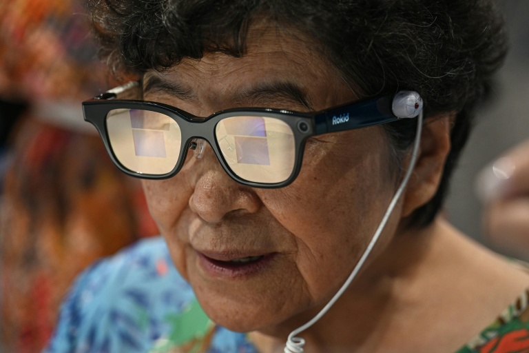 Une femme âgée en train d’essayer une paire de lunettes Rokid à intelligence artificielle à la Seoul Open City University, à Séoul, le 16 juillet 2026