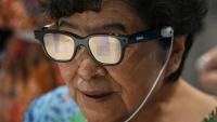 Une femme âgée en train d’essayer une paire de lunettes Rokid à intelligence artificielle à la Seoul Open City University, à Séoul, le 16 juillet 2026