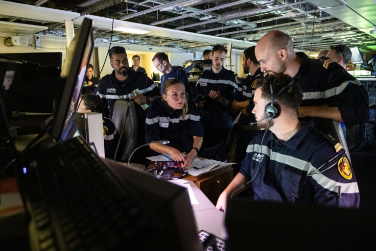 Des marins français opèrent la console contrôlant le canon de 76mm depuis la salle d'opérations centrale à bord de La Lorraine, une frégate multi-mission de la Marine française, naviguant en mer Méditerranée, le 2 octobre 2025, lors de l'exercice Wildfire 2025 dédié à la lutte contre les drones