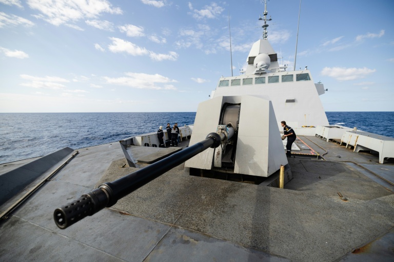 Le canon de 76 mm de la frégate française 