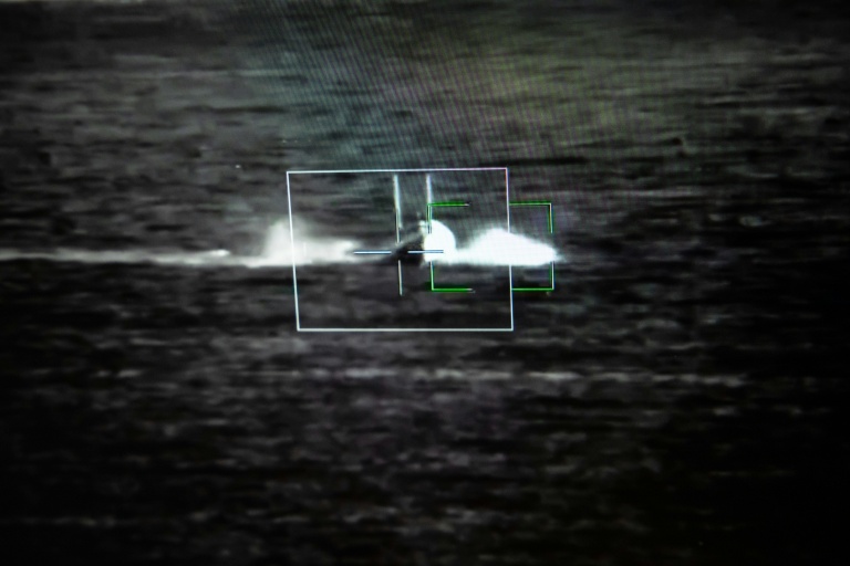 Un écran affiche un drone hostile abattu depuis la frégate de la Marine française 
