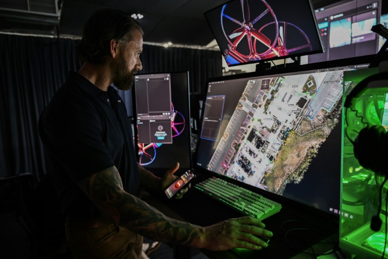 Khristof Oborski, directeur des opérations tactiques de la startup Campus Guardian Angel, montre l'utilisation de drones dans des fusillades dans des écoles, à Austin, le 9 mai 2026 au Texas
