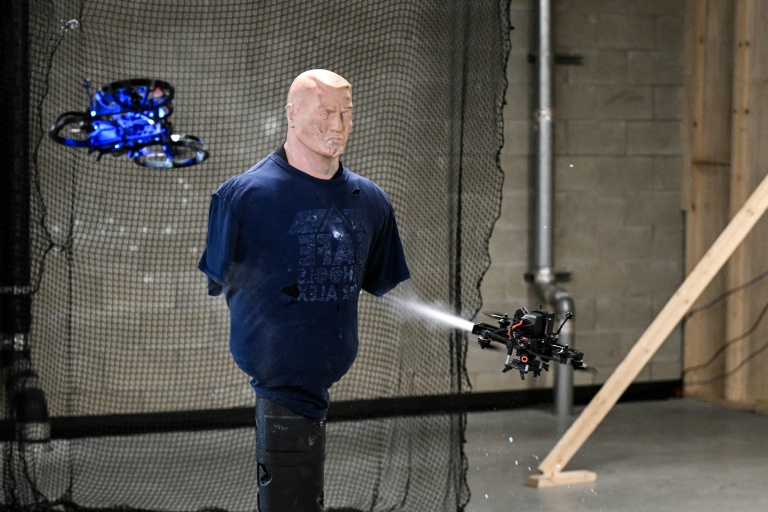 Un drone tire du gaz inerte sur un mannequin lors d'une démonstration sur la façon de neutraliser un tireur dans une école, organisée au siège de la start-up Campus Guardian Angel, le 8 mai 2026 à Austin, au Texas
