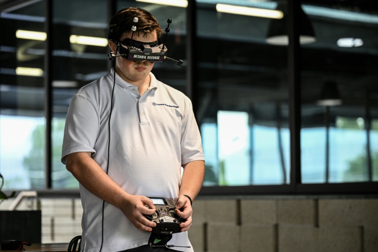 Un pilote manœuvre un drone lors d'une démonstration de neutralisation d'un tireur dans une école, au siège de la start-up Campus Guardian Angel, le 8 mai 2026, à Austin, au Texas
