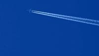 Contre les traînées de condensation qui strient le ciel de blanc et qui réchauffent l'atmosphère, l'aviation peut mieux faire