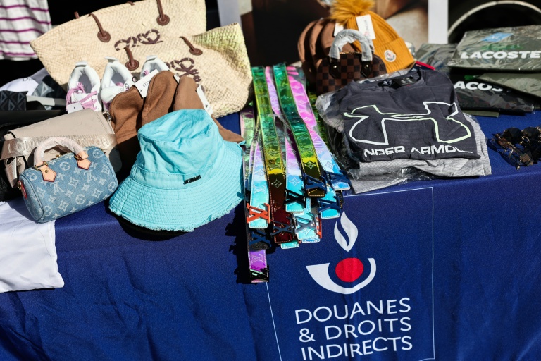 Des produits contrefaits sont exposés par les agents des douanes avant leur destruction à Marseille, dans le sud-est de la France, le 18 juin 2026
