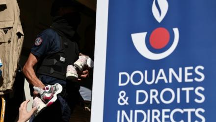 Un agent des douanes inspecte des produits contrefaits avant leur destruction à Marseille, dans le sud-est de la France, le 18 juin 2026