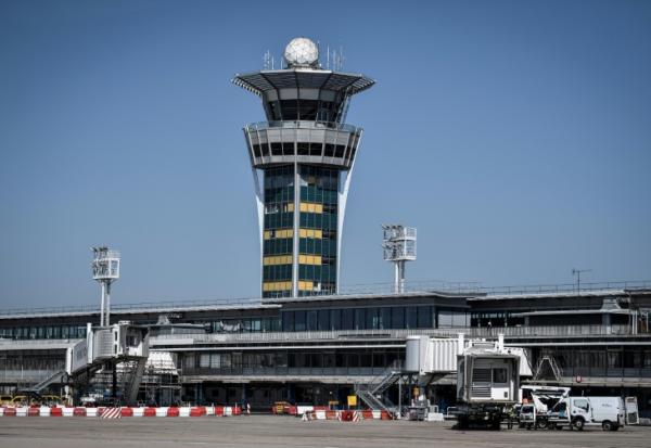 Le principal syndicat des contrôleurs aériens français "suspend son préavis de grève des 7,8 et 9 octobre", à l'issue de consultations avec la Direction générale de l'aviation civile
