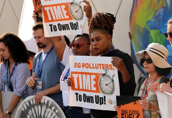 Des manifestants opposés aux énergies fossiles, sur le site de la COP28 à Dubaï, le 5 décembre 2023