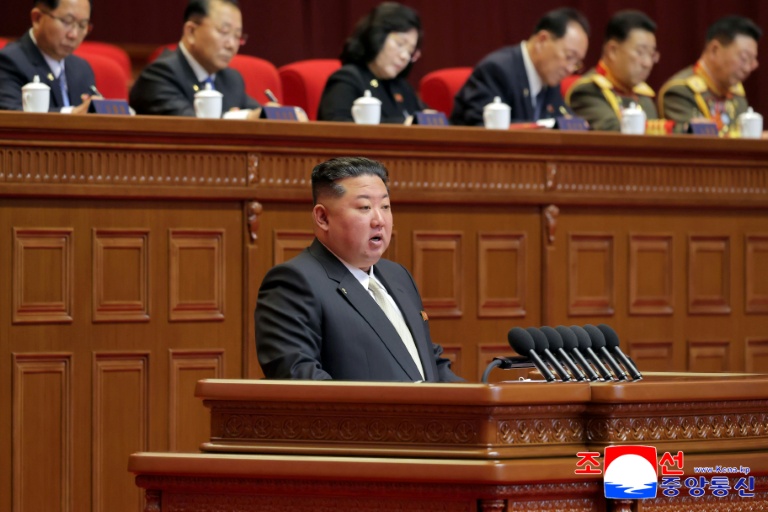 Photo prise le 19 février 2026 et publiée par l'agence de presse officielle nord-coréenne KCNA le 20 février,  montrant le dirigeant nord-coréen Kim Jong Un prononçant le discours d'ouverture du neuvième congrès du Parti des travailleurs, à Pyongyang